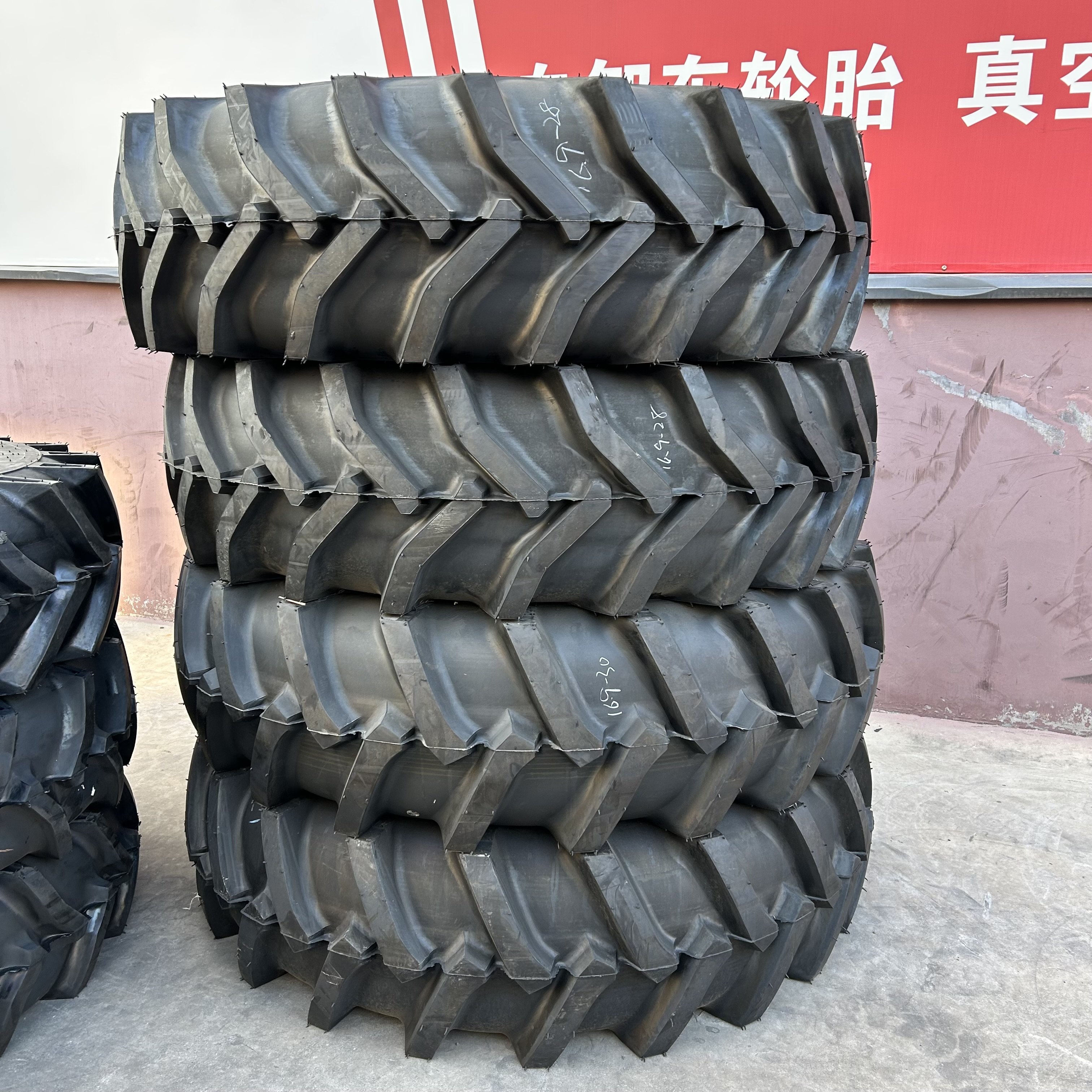 16.9 32 Agriculture Tire R-1 Agriculture Tractor Tire with Tube Micro