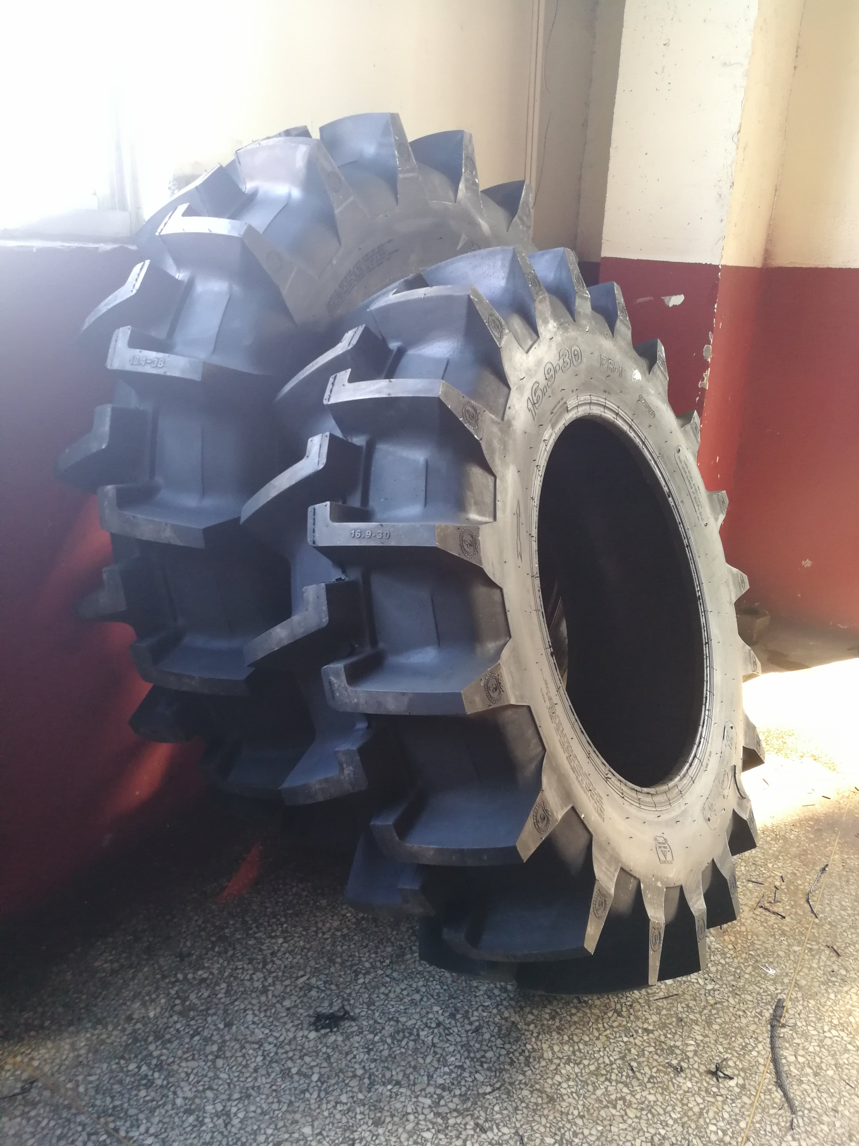 China Tire Factory Wholesale Cheap Tyre Agricultural Tractor Tires R2 16.9-24 16.9-28 16.9-30 16.9-34 16.9-38