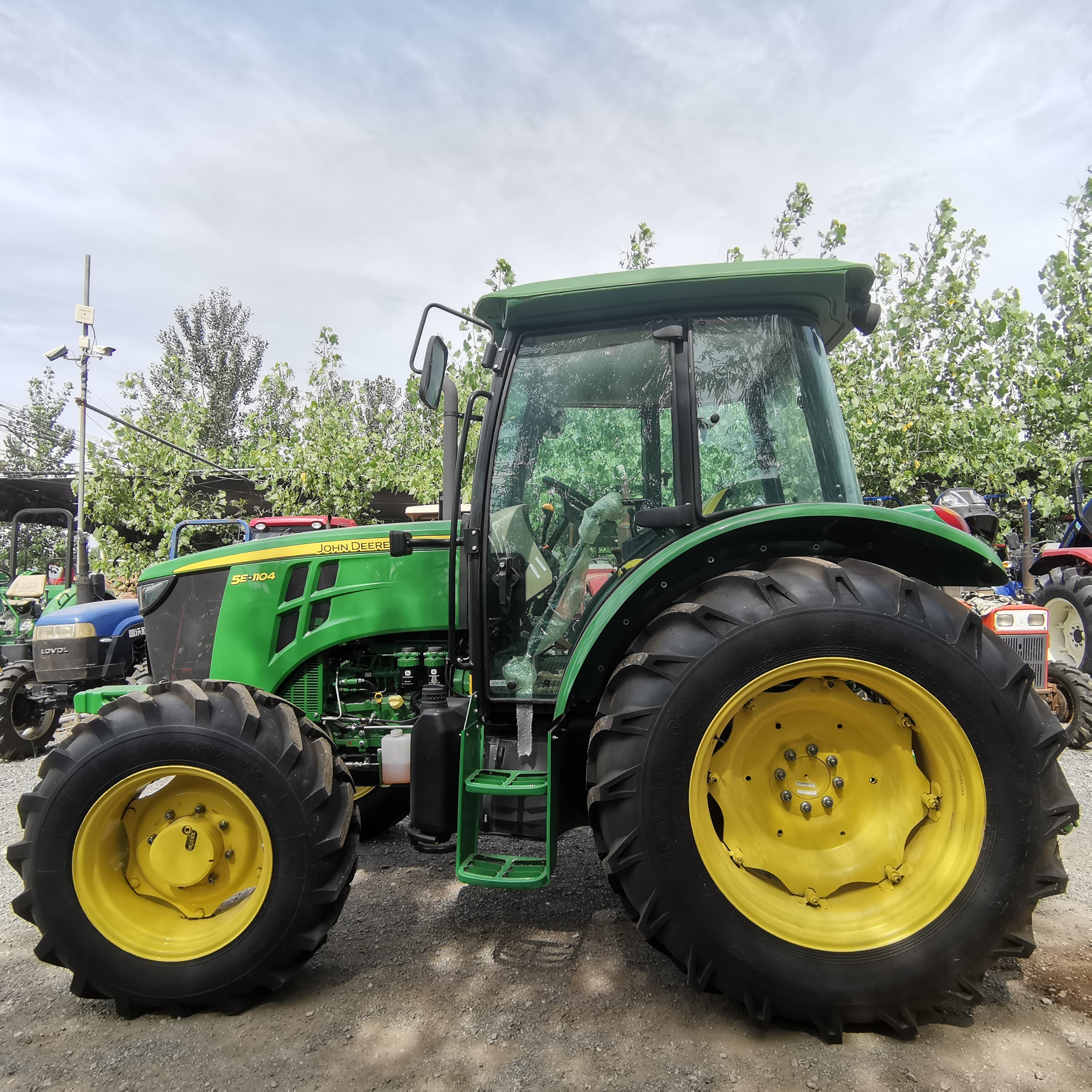 John Deer 5E-1104 Tractor / John Deer 5E-1004 Tractor