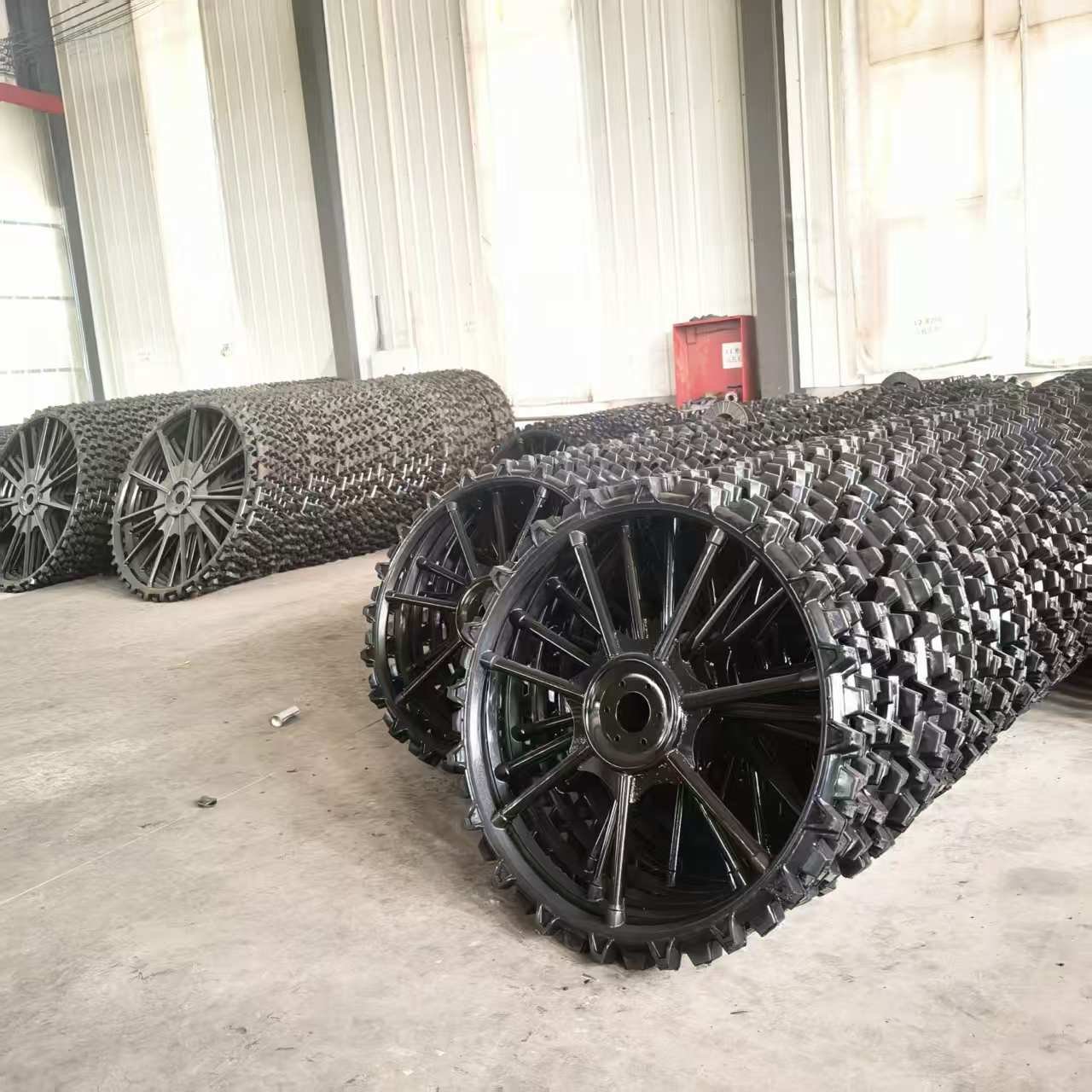 China Manufacturer's 1400*80mm Rubber Solid Walking Wheel Spraying Machine for Paddy Field Agricultural Tractor Tires