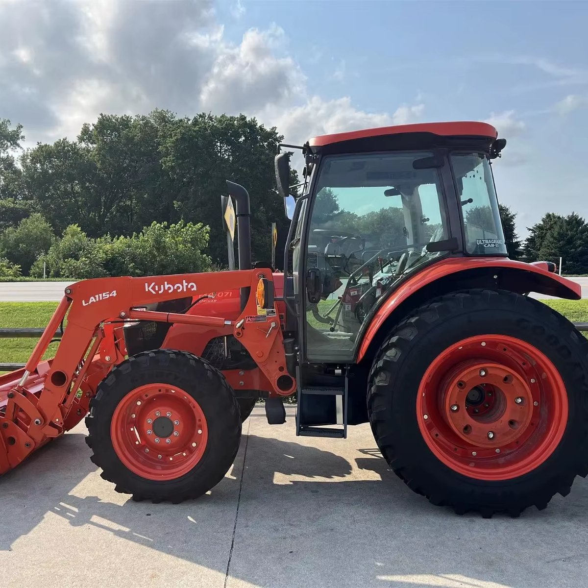 Kubota M70 Multifunctional Farming Tractors 4 Cylinder Diesel 4WD 4x4 Wheel Drive Mini Tractor With Front End Bucket Loader