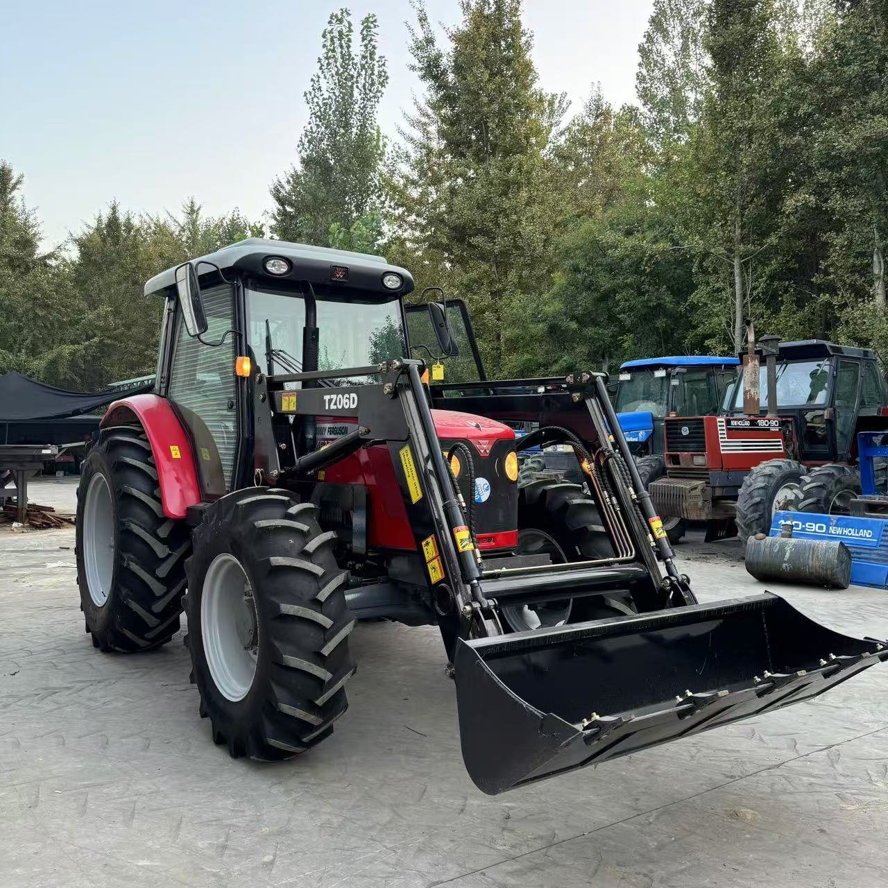 120HP 130HP 4*4 Used Tractor Massey Ferguson1204 With a Front Scoop