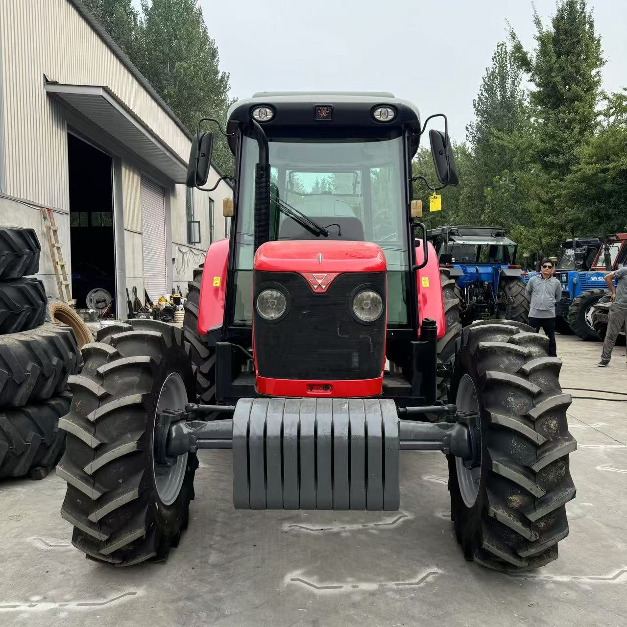 120HP 130HP 4*4 Used Tractor Massey Ferguson1204 With a Front Scoop