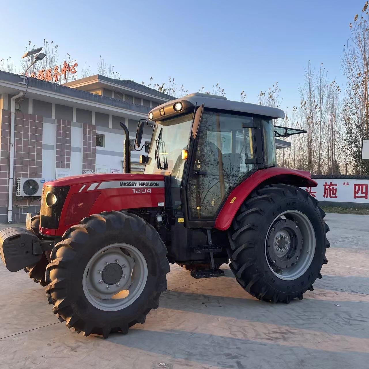 120HP 130HP 4*4 Used Tractor Massey Ferguson1204 With a Front Scoop