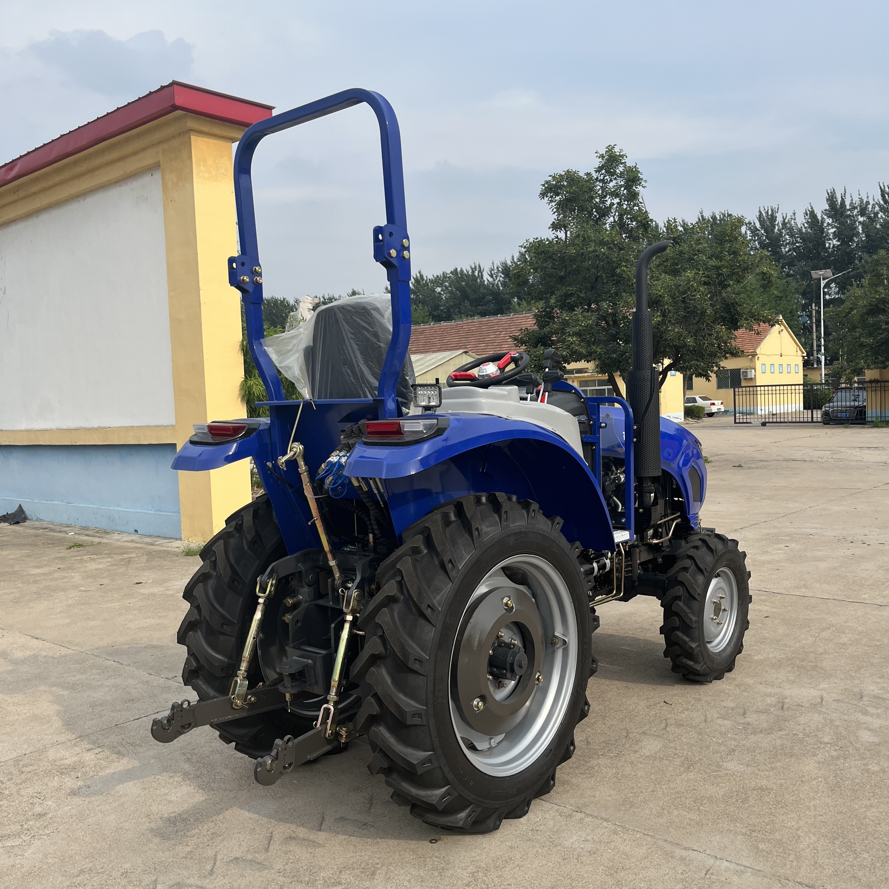 Made in China 50 Horsepower 37 Kilowatts 504 Agricultural Tractor 4x4 Small Tractor Looking for Foreign Agents