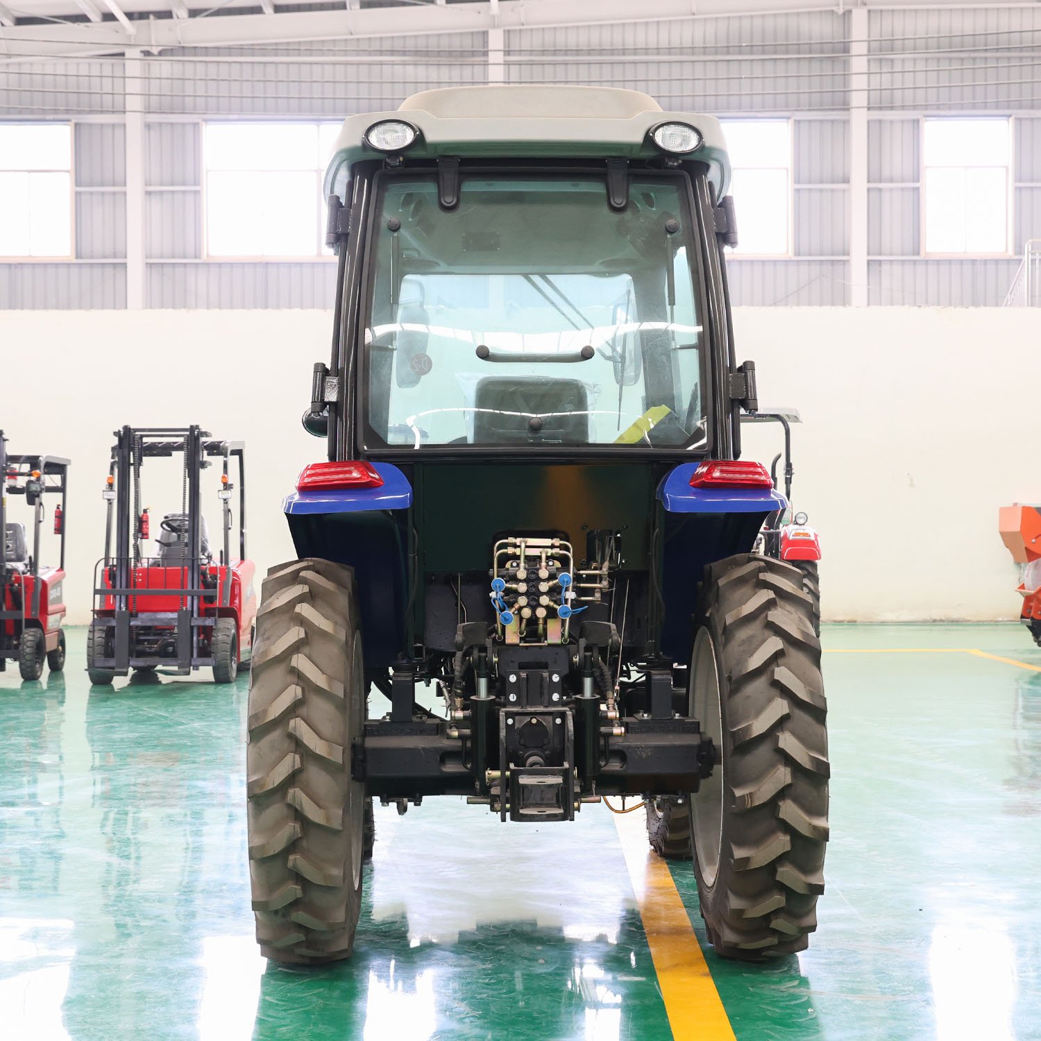 Factory 4X4 Wheel 40HP 50HP 60HP 70HP Farm Tractor with Cabin