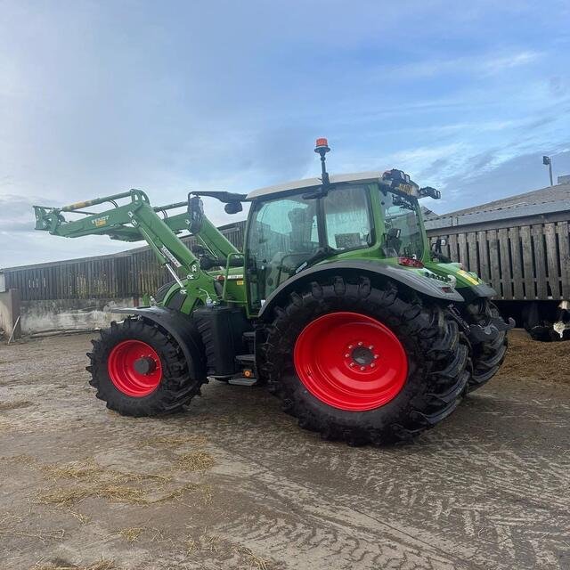 4WD Wheel Tractor With Powerful Engine, High-Grade Gearbox, and Precision Pump for Farming Industries