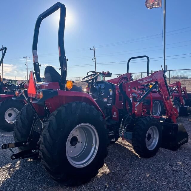 4WD Wheel Tractor With Powerful Engine, High-Grade Gearbox, and Precision Pump for Farming Industries