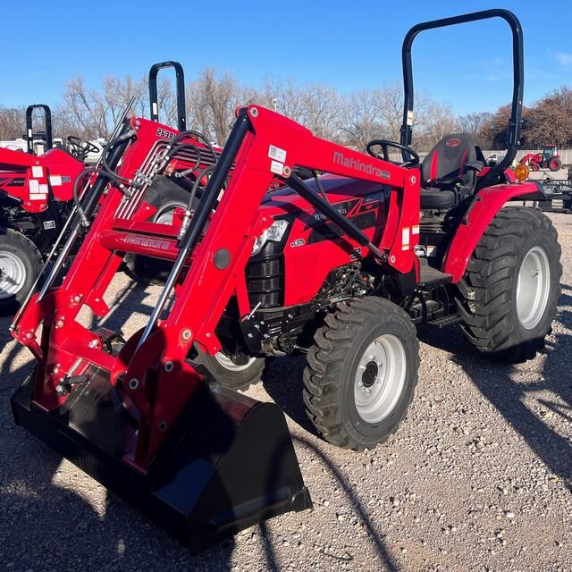 4WD Wheel Tractor With Powerful Engine, High-Grade Gearbox, and Precision Pump for Farming Industries