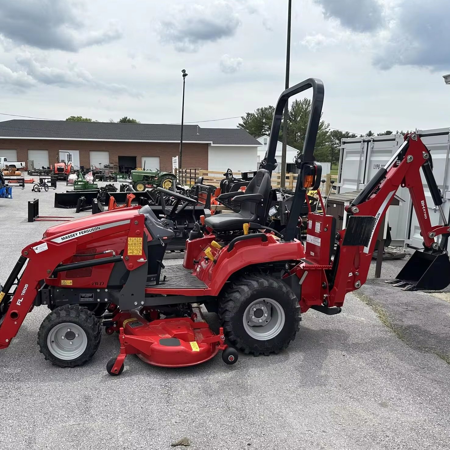 Massey Ferguson Tractor MF MFGC1725M with New Tyres Massey DL95 Loader Garden 25 Horsepower Tractor
