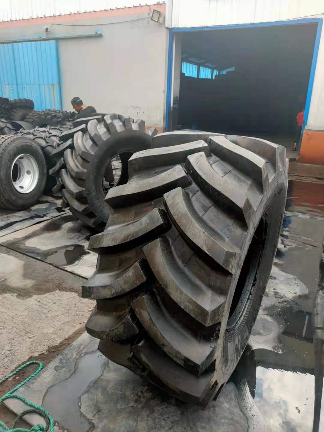 Forestry Skidder Tyre R-1 30.5-32 28L-26 24.5-32 LS-2 Forestry Equipment Tires Agricultural Tractor Tires