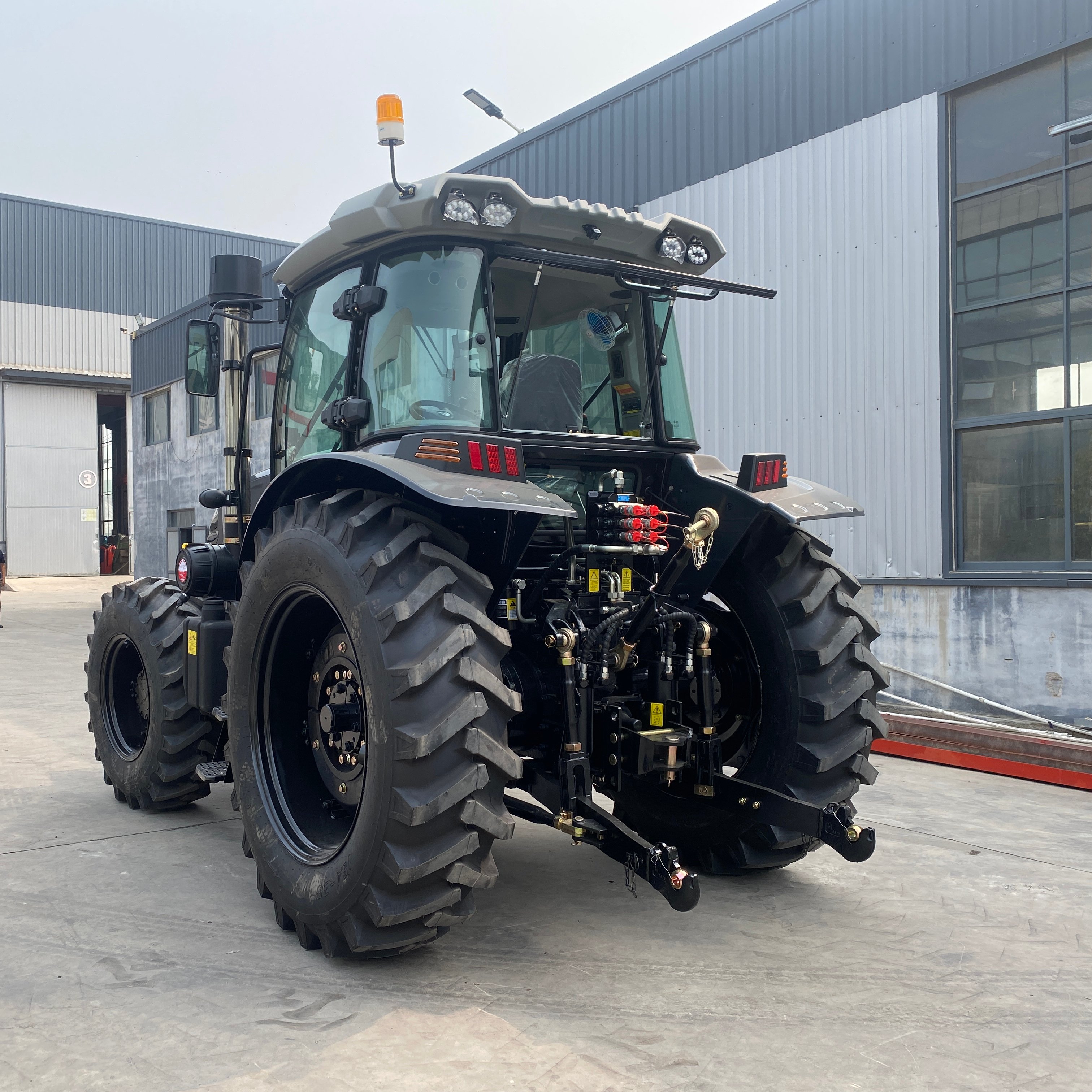 Hot Sale Agriculture Black 150 HP Tractor Multifunction Wheel Tractor for Sale Tractor Model with EPA Engine for Agriculture