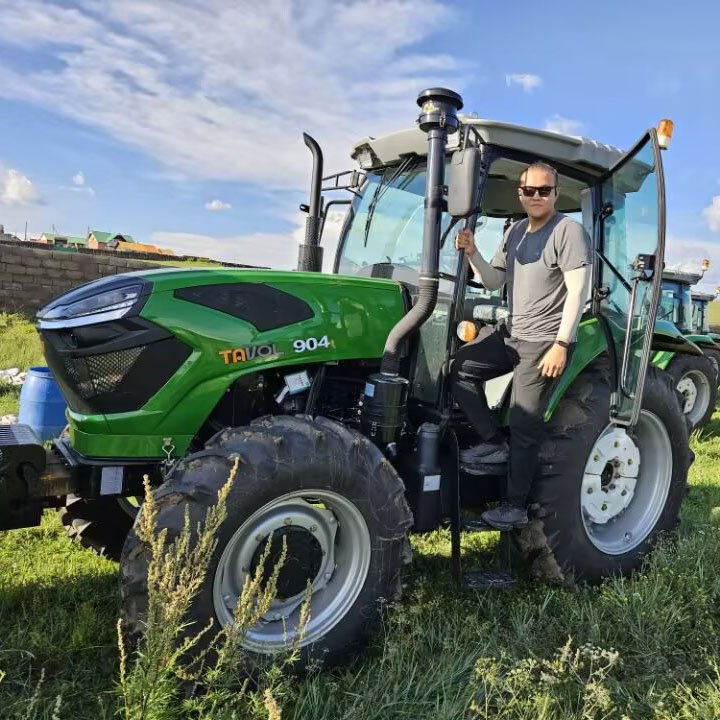 Hot Sale 90hp Strong Power 904 Air Conditioning Wider Radial Tire Agricultural Machinery Wheel Tractor for Sale