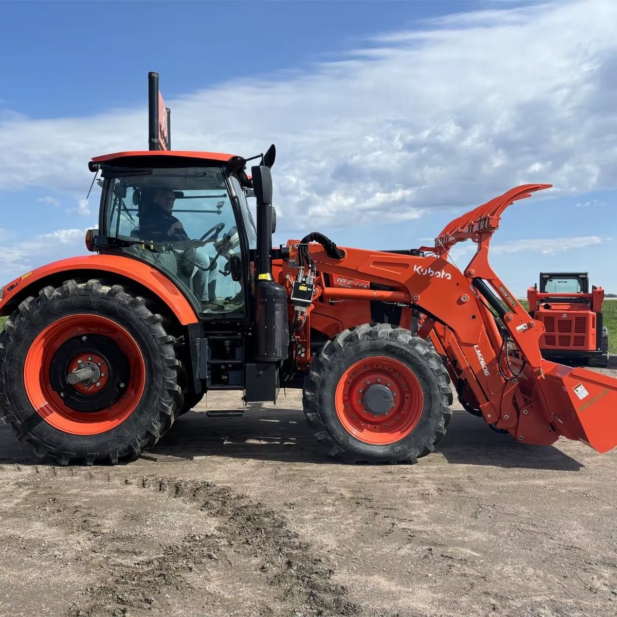 Original 30-180hp 4WD Kubota Tractor 120HP Agriculture Farm Tractor with Kubota Diesel Engine 4x4 Drive Type