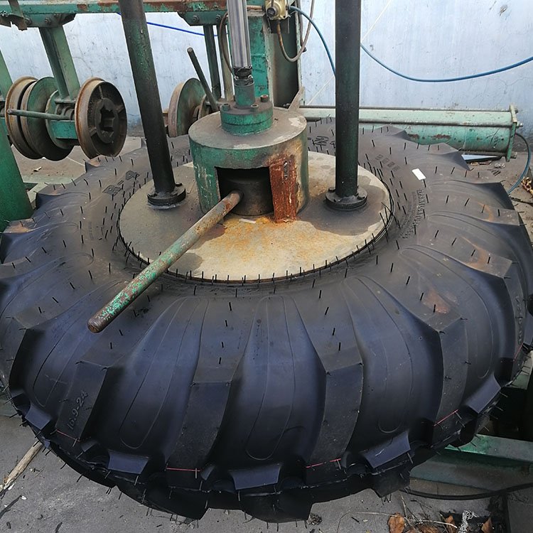 Low Price Industrial Tires R4 Pattern 16.9-24 18.4-26 16.9-28 17.5L-24 18.4-24 for BACKHOE LOADER TRACTOR