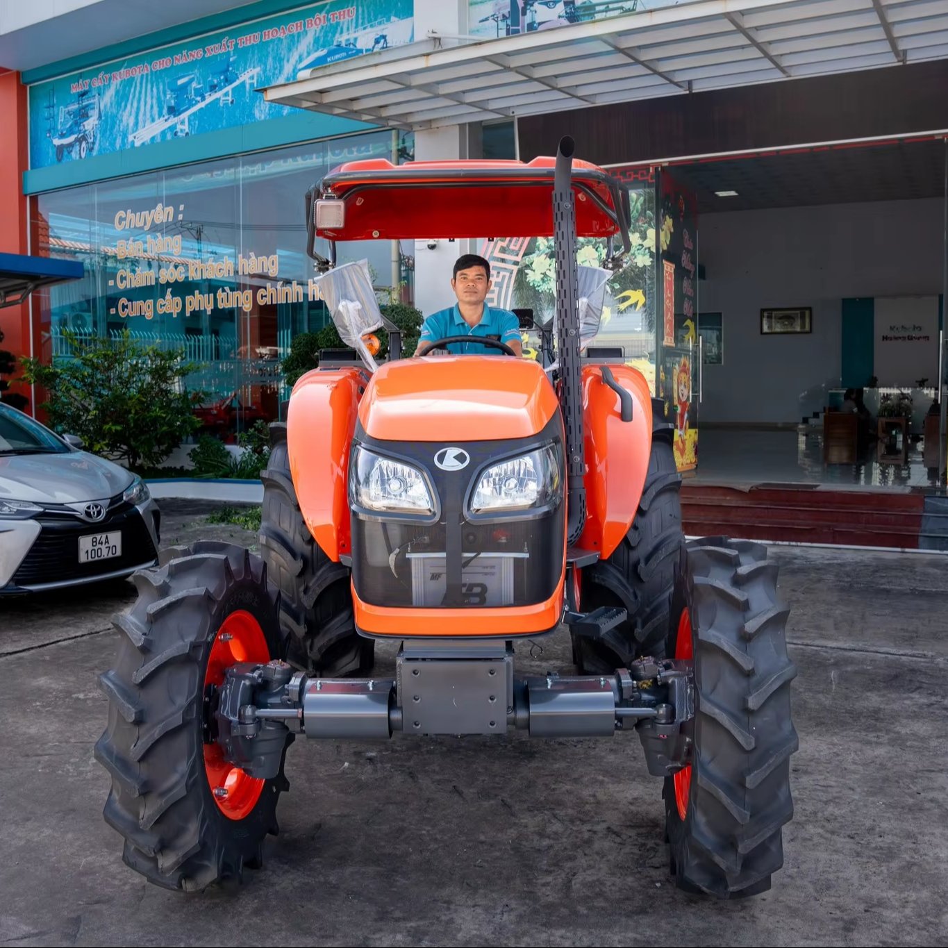 Selling Kubota Thailand M 6040 4WD Wheel Tractor with 60HP Diesel Engine High Performance Fuel Economy Durable for Agricultural
