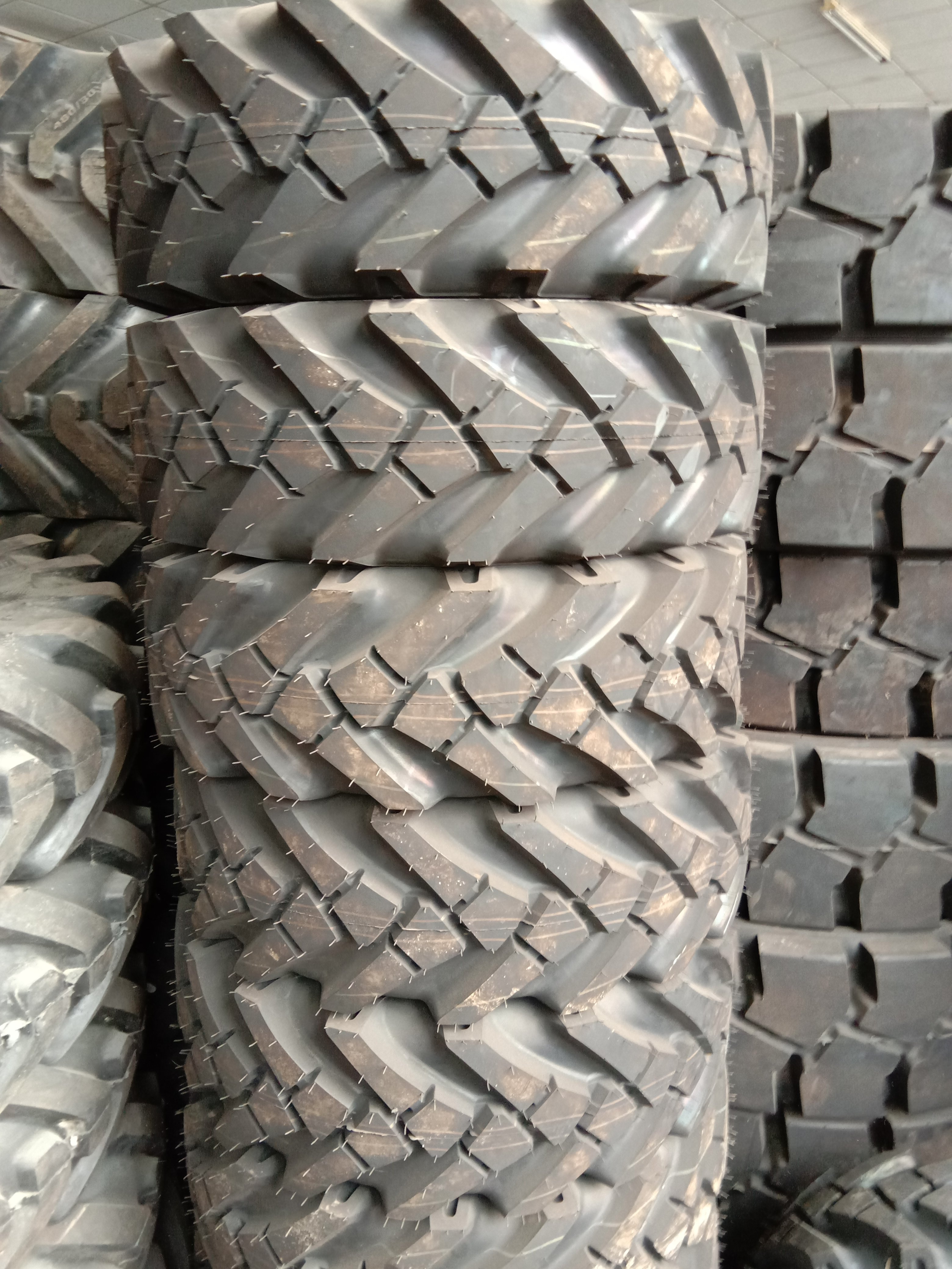 10/75-15.3 AGRICULTURAL TRACTOR FARM TIRE WITH R-1 PATTERN