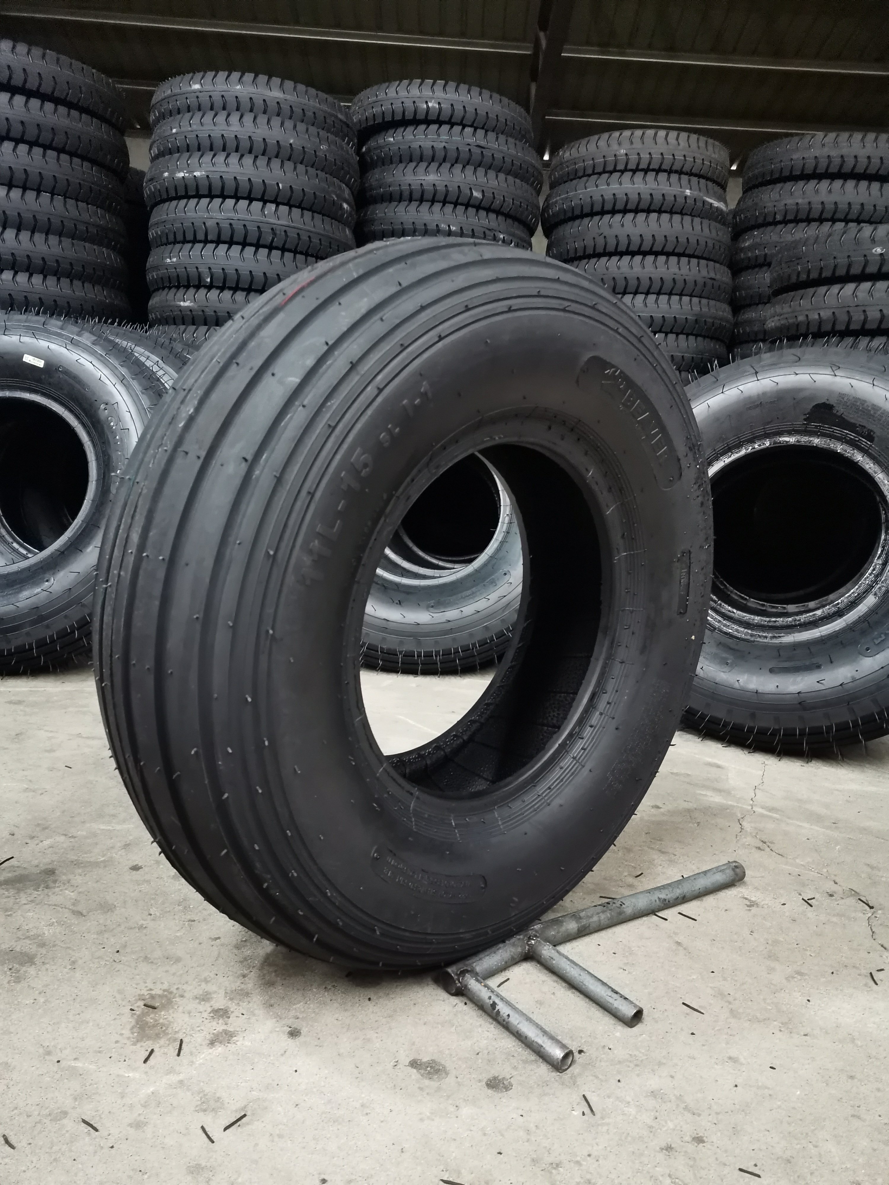 Tubeless Agricultural Tractor Front Tire 9.5L-14 9.5L-15 11L-14 11L-15 11L-16 F2 Bias Farm Tractor Oriented Guide Tyres