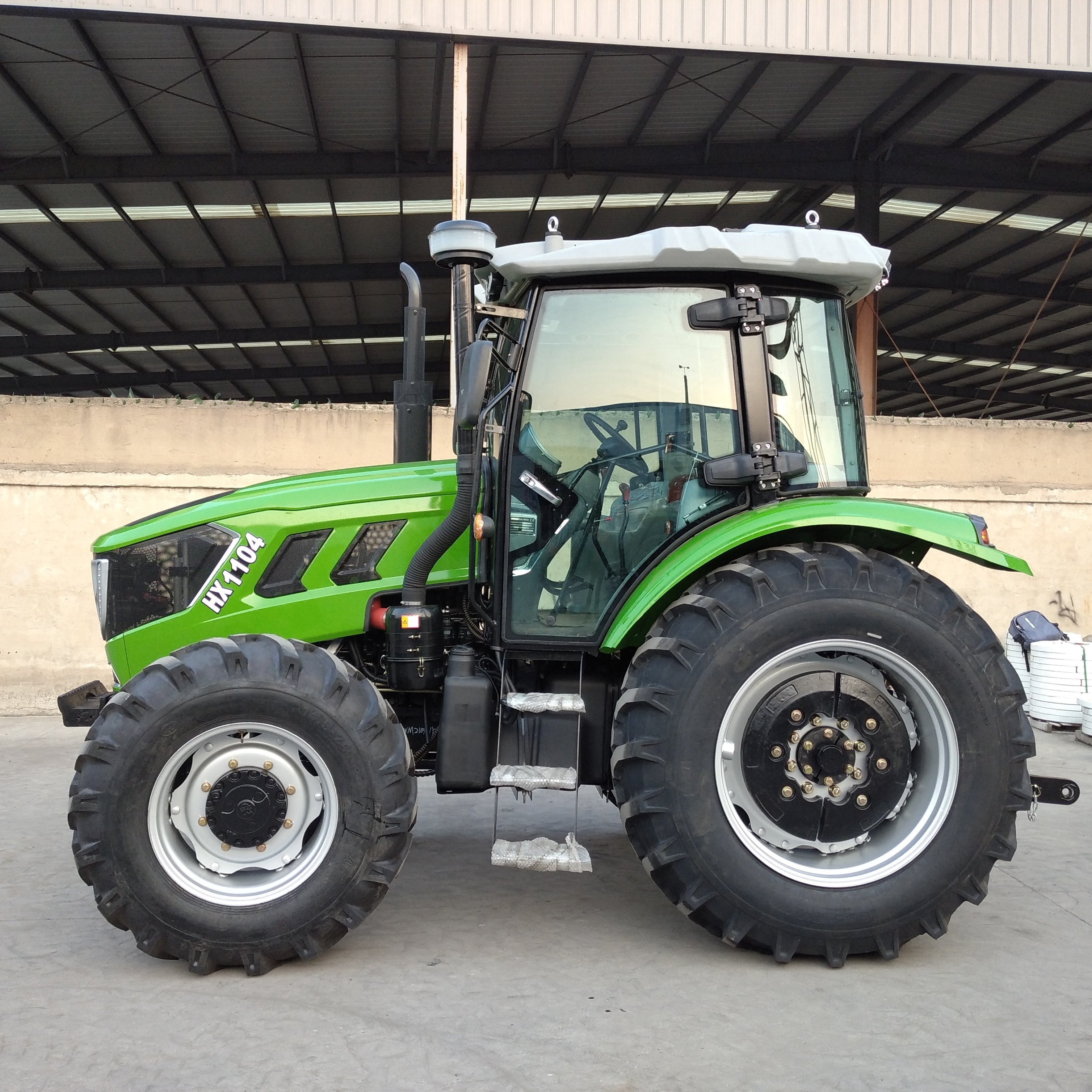 Huabo Brand 110hp AC Cabin Tractor Wheel Style 4 Cylinders Engine