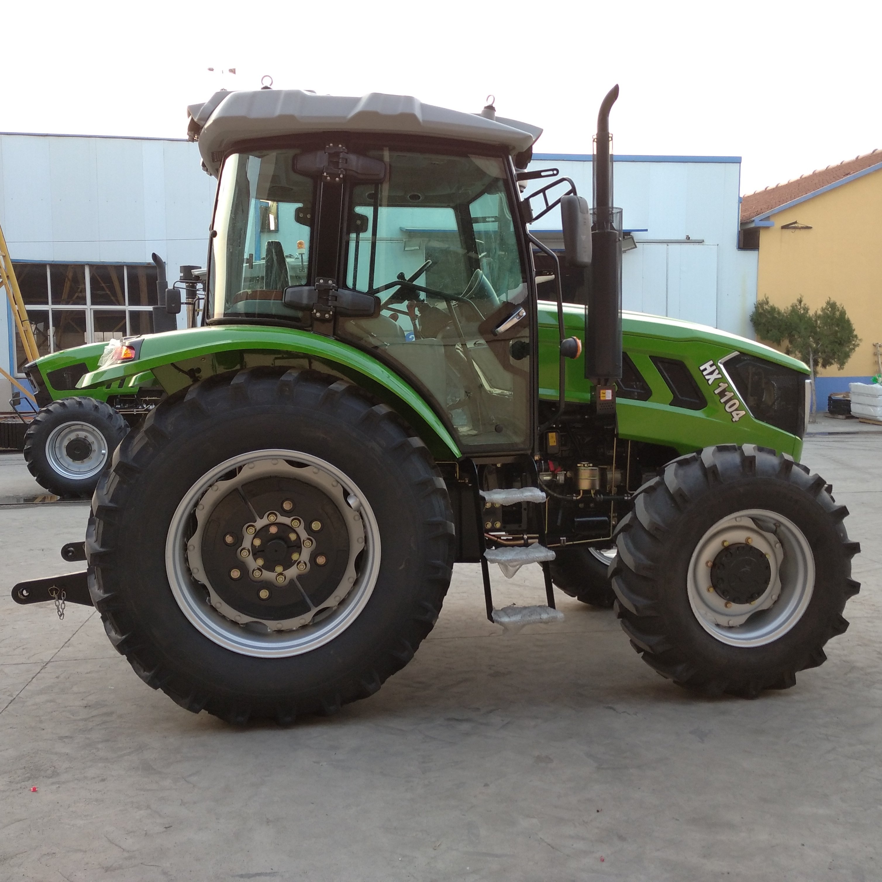 Huabo Brand 110hp AC Cabin Tractor Wheel Style 4 Cylinders Engine