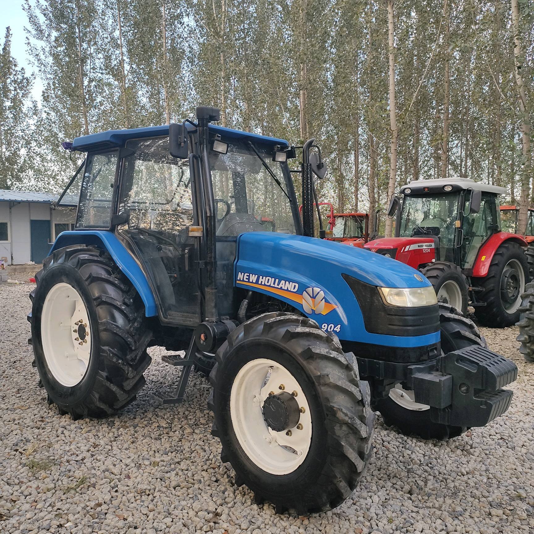 NEW HOLLAND 904 USED TRACTORS 700-1000 HOURS USED TIME WITH AIR CONDITIONER