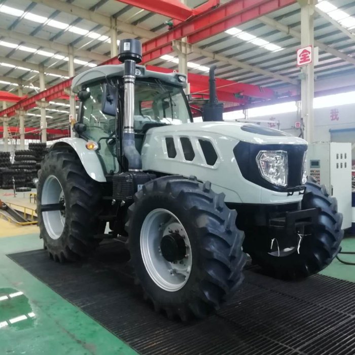 Big 200 HP Four Wheel Tractor Big Agriculture QLN-2004 Farming Tractor 4X4 200HP Farm Tractor With Trailer Price in Philippine