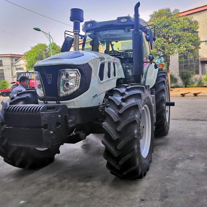 Big 200 HP Four Wheel Tractor Big Agriculture QLN-2004 Farming Tractor 4X4 200HP Farm Tractor With Trailer Price in Philippine