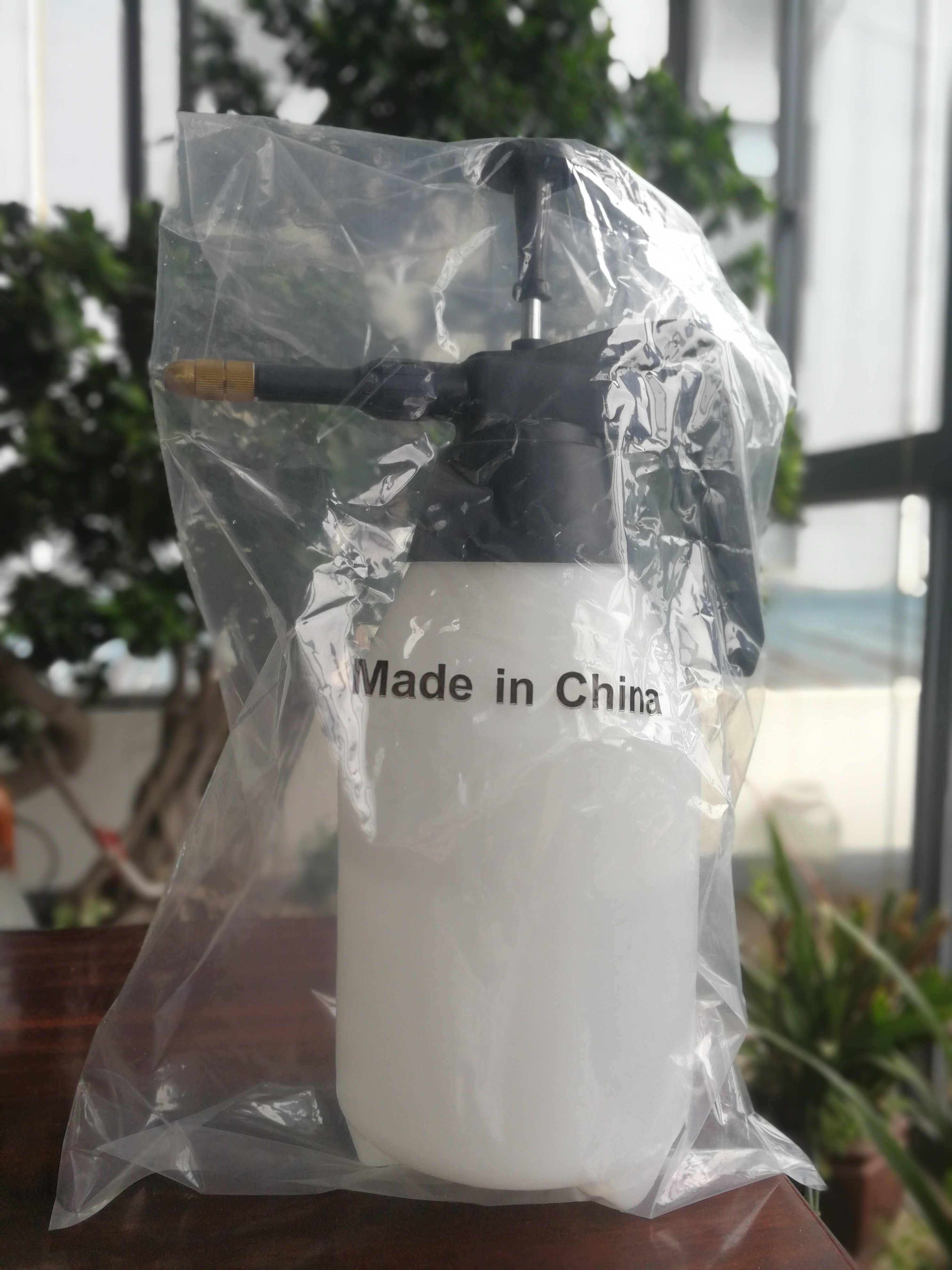 1.5L Pneumatic Spray Bottle Large Capacity Watering with Adjustable Pressure Nozzle
