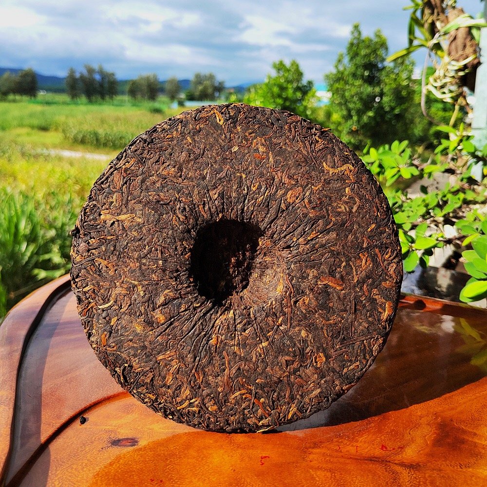 Yunnan Shu puer tea golden needle royal cake 357 gram ripe puerh Yunnan qi zi bing cha ripe Pu Er