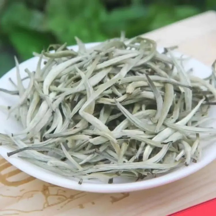 Manufacturer Yunnan Silver Needle White Tea China Yunnan Silver Needle Delicious Organic slimming White Tea 500g per piece