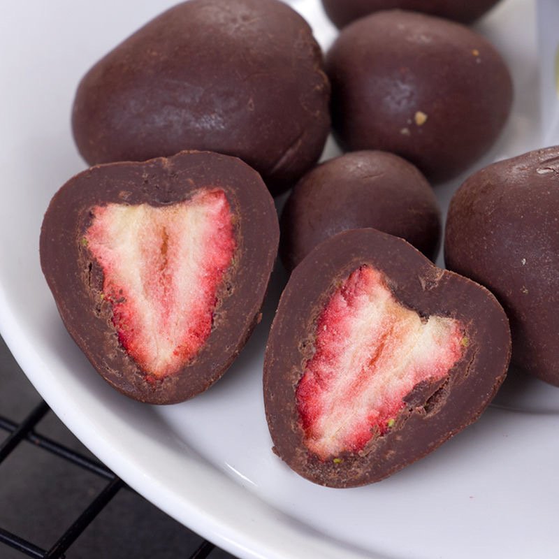 chocolate wholesale 50g boxed fruit sandwich round strawberry chocolate freeze dried candy dried strawberry chocolate
