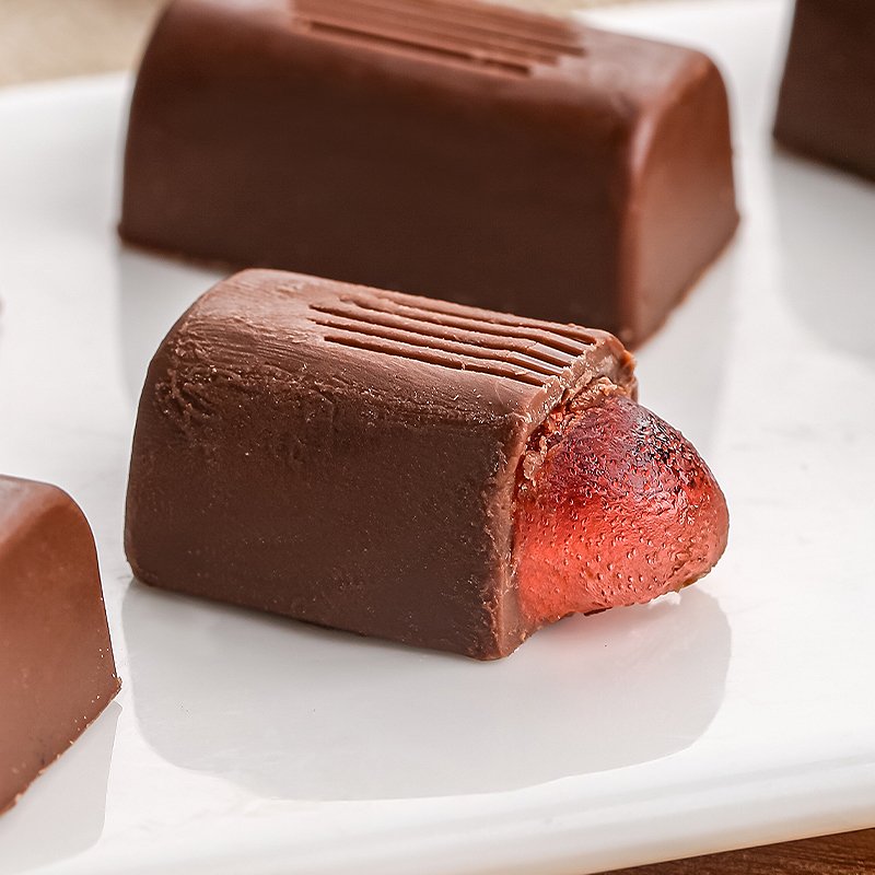 wholesale of chocolate and candy dulces mixing of chocolate and gummy candy soft heart chocolate