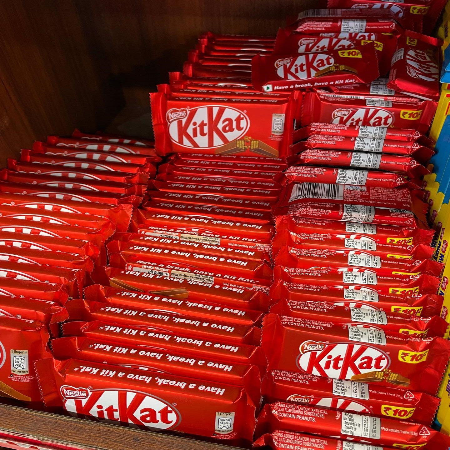 KitKat 4-Finger Milk Chocolate Bar 45g Bulk Supply Solid Sweet Biscuit Nut Four Dark Chocolate Chocolate Chocolate Nut Chocolate