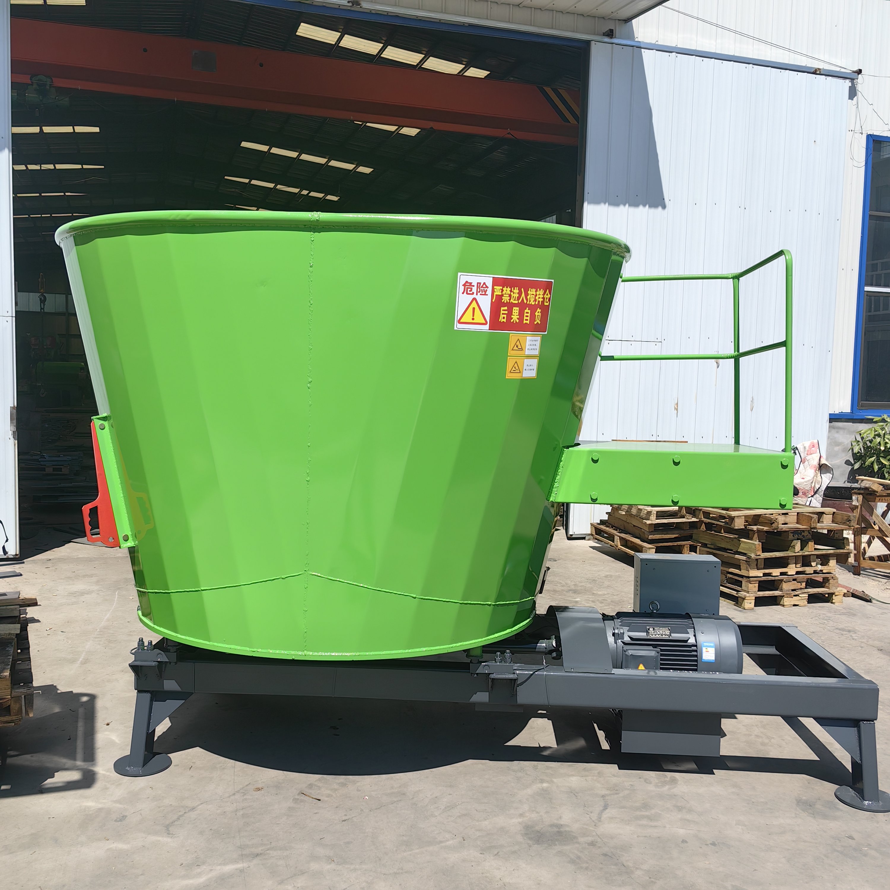 High Productivity 5 Cubic Meter Vertical TMR Animal Feed Mixer Machine for Manufacturer & Plant Use Factory Price