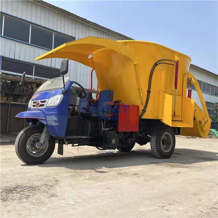 Small self-drive tricycle tmr blending mixing equipment for goat cow dual wagon feed mixer machine