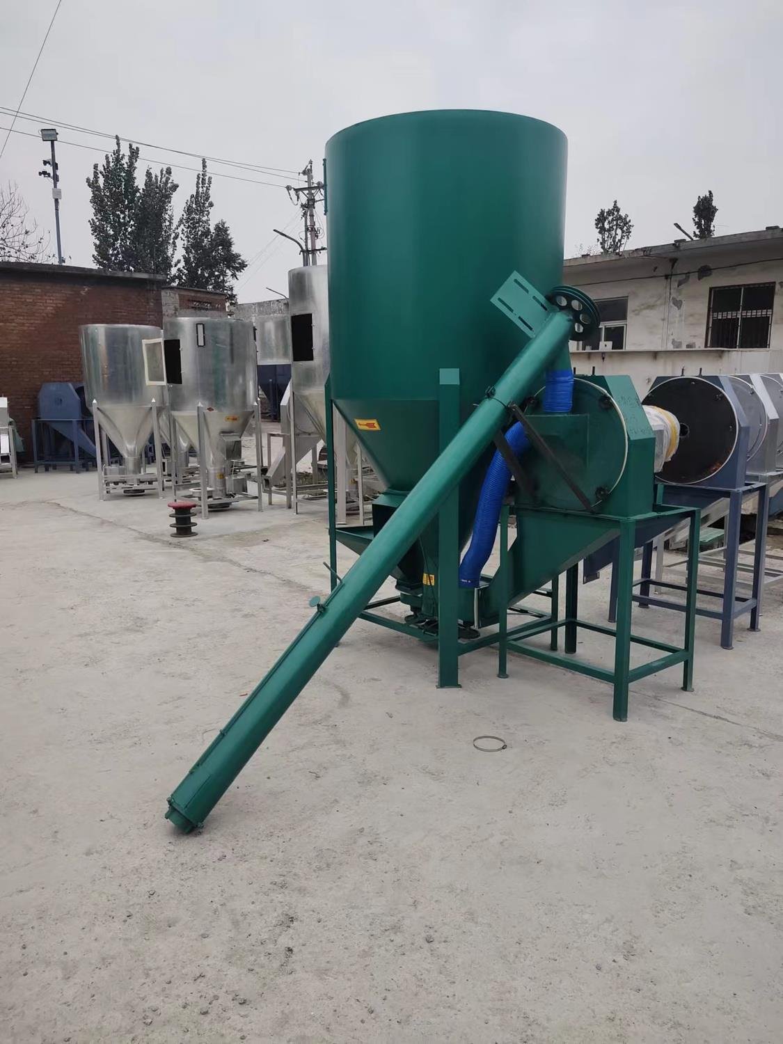 400kg Vertical Type Cattle Goat Animal Feed TMR Mixer and Crusher Equipment