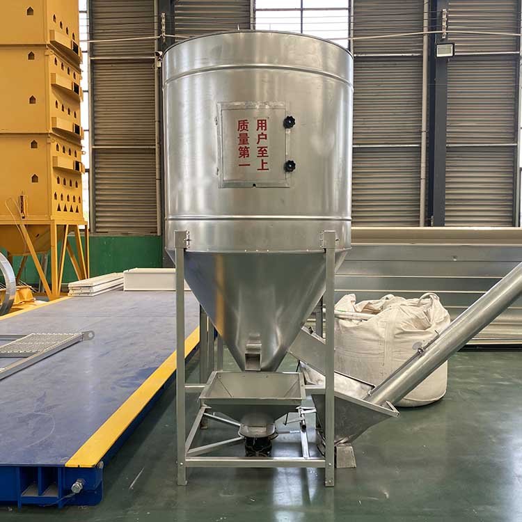 Self suction type 500-1000kg/batch vertical feed mixer poultry livestock animal feed grinding and mixing machine