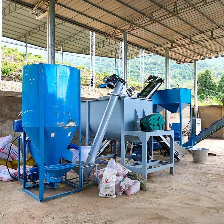 Self suction type 500-1000kg/batch vertical feed mixer poultry livestock animal feed grinding and mixing machine