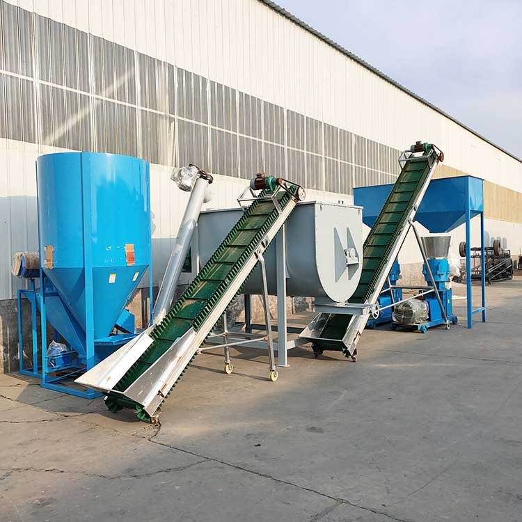 Self suction type 500-1000kg/batch vertical feed mixer poultry livestock animal feed grinding and mixing machine