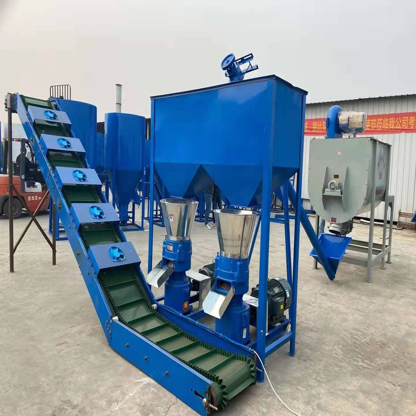 Commercial farm animal feed grinder mixer machine chicken feed crushing mixing machine for sale