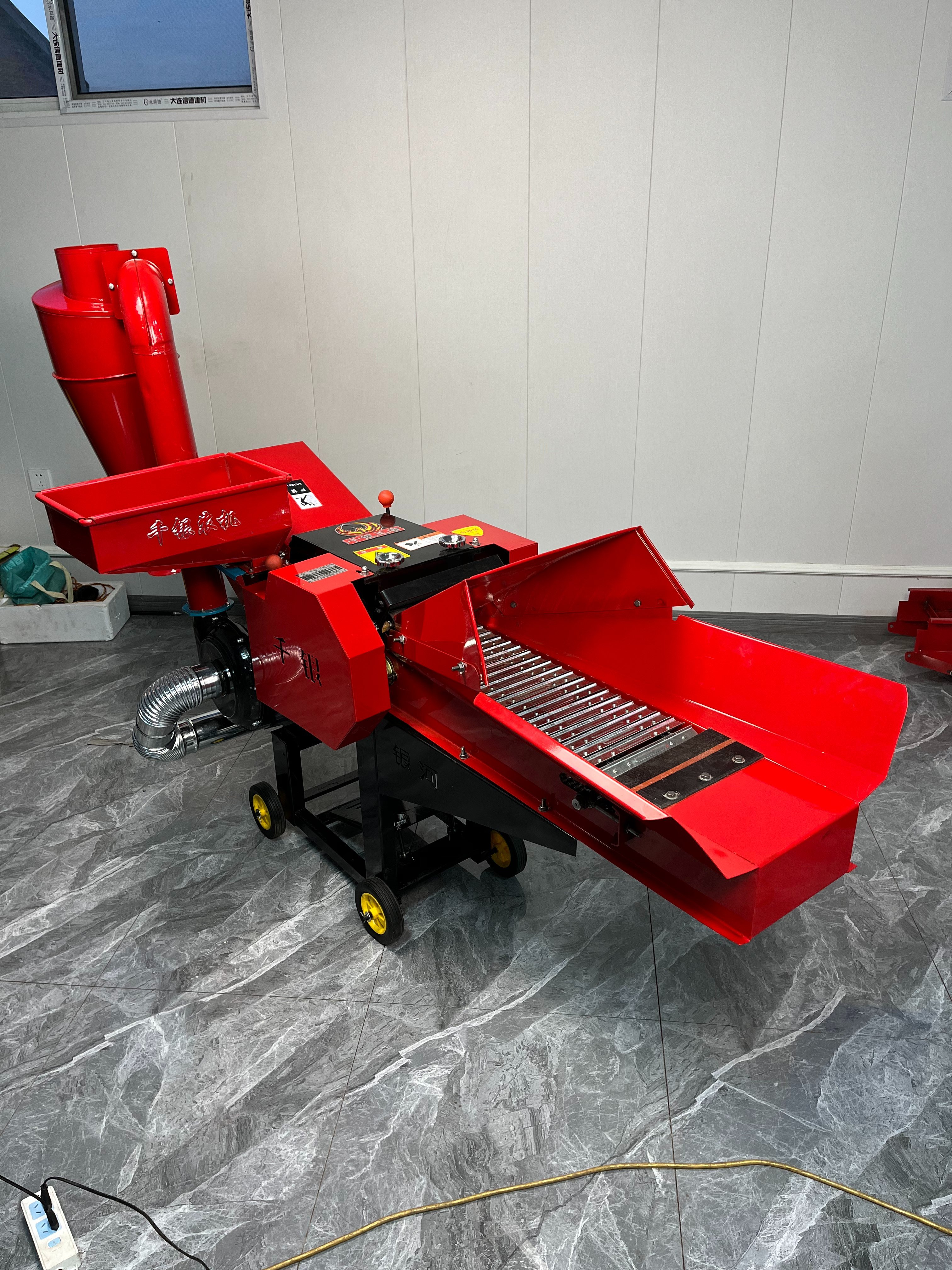 Automatic feed conveyor hay grass cutting crushing straw chopper crusher chaff cutter machine for animal feed 4800kg/h