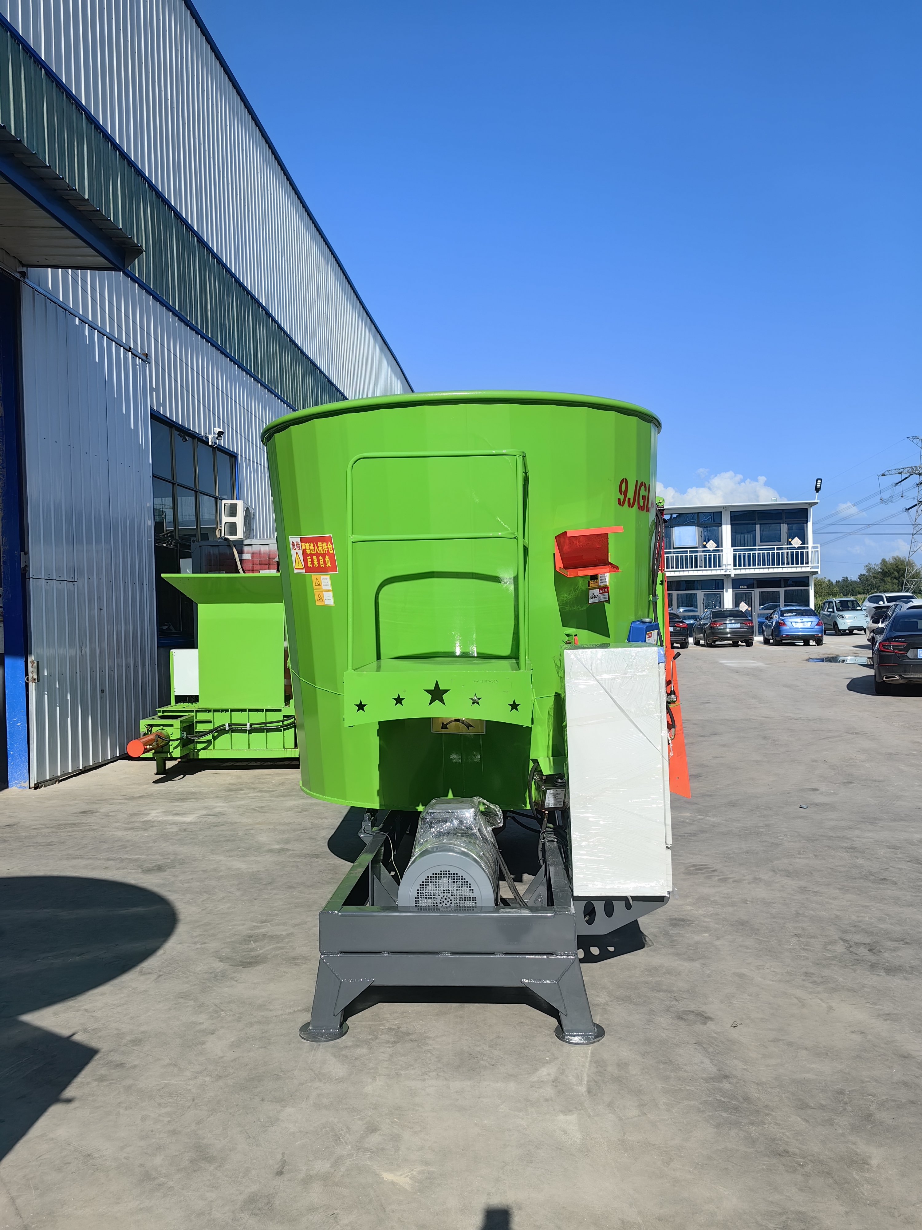 For agricultural and pastoral use animal feed grinder and mixer tmr poultry vertical cow feed machine mixer