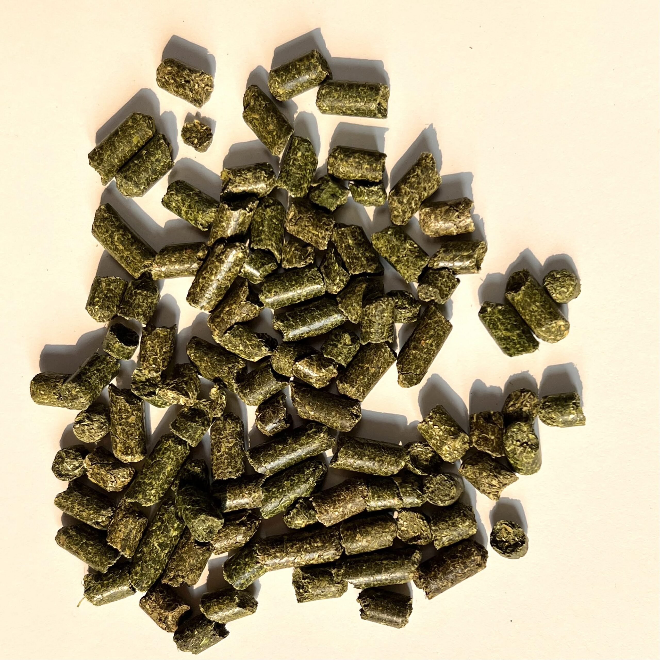 Natural Cattle feed Alfalfa Pellets Animal Feed for sale High nutritional value