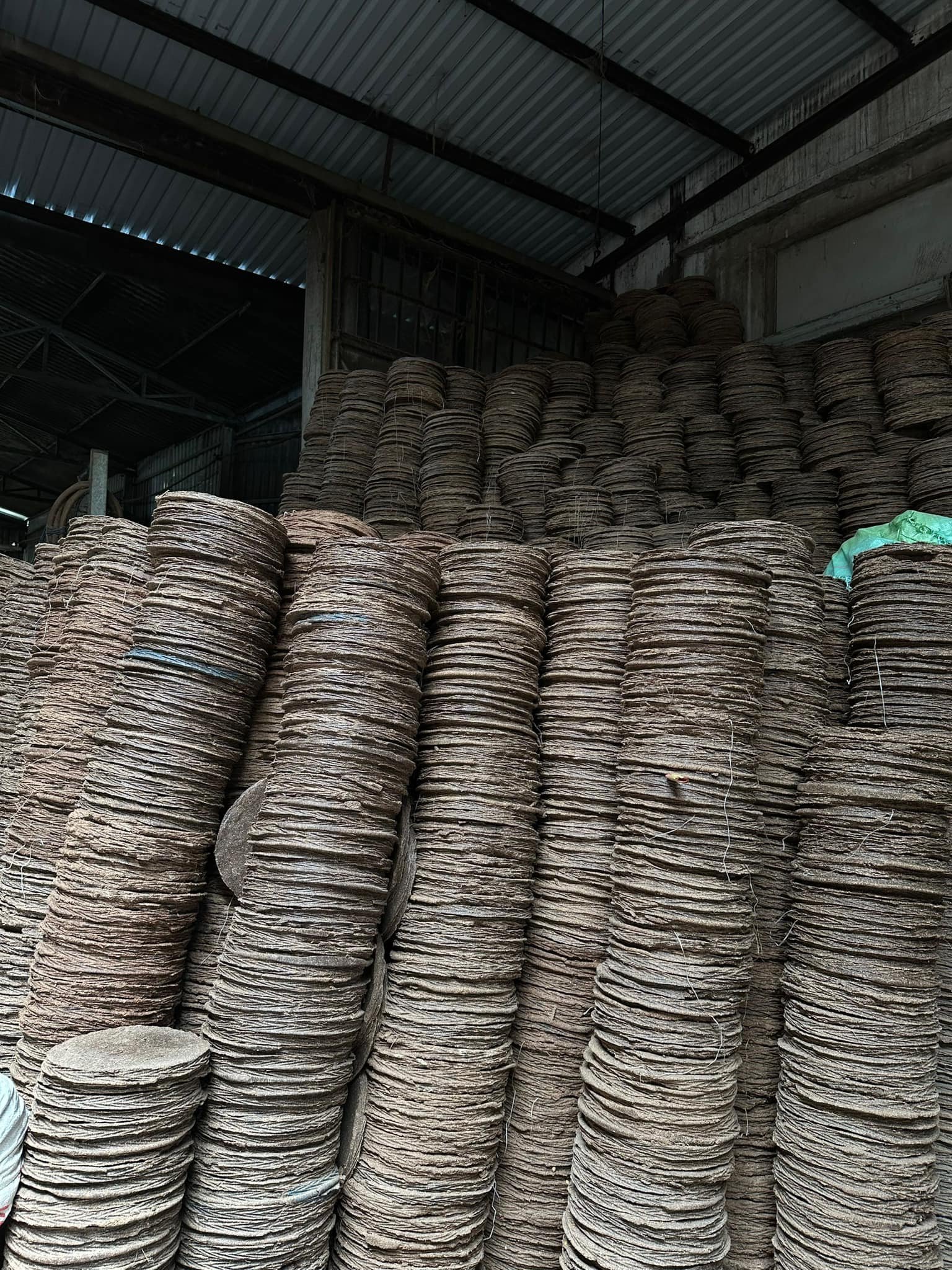 Fattening livestock with dry peanut oil cake mixed with daily food, high protein content, attractive aroma