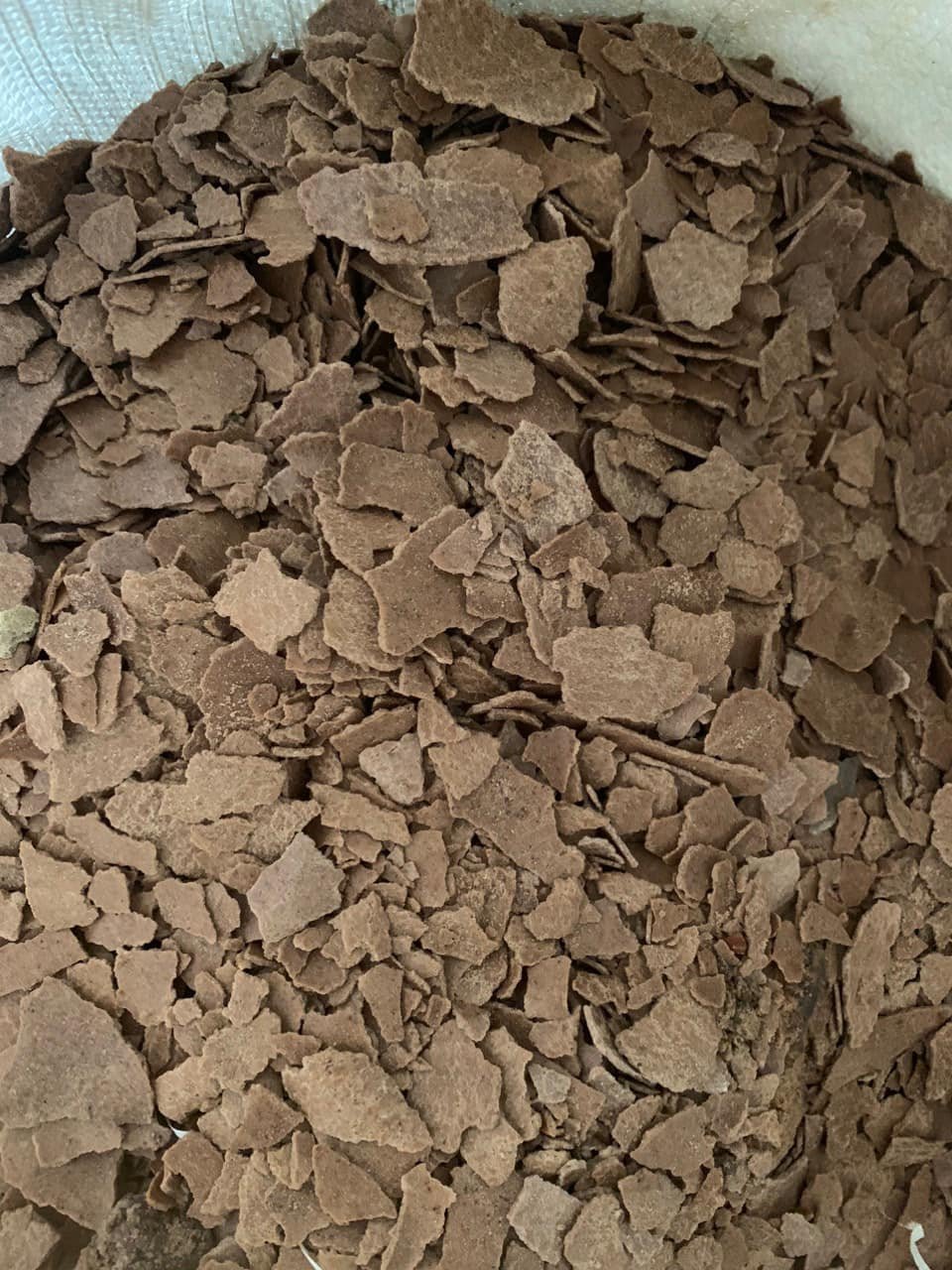 Fattening livestock with dry peanut oil cake mixed with daily food, high protein content, attractive aroma