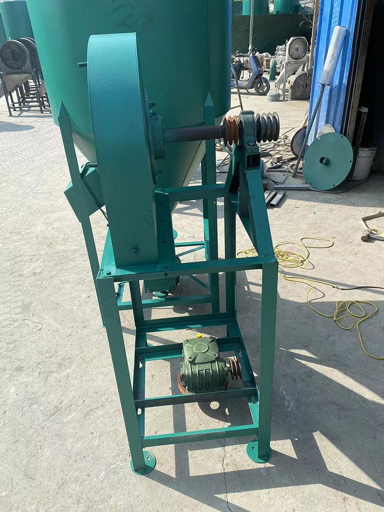 500kg/h Diesel Engine Automatic Farm Feed Mixer And Grinder Machine Vertical Animal Feeds Mixing Machine