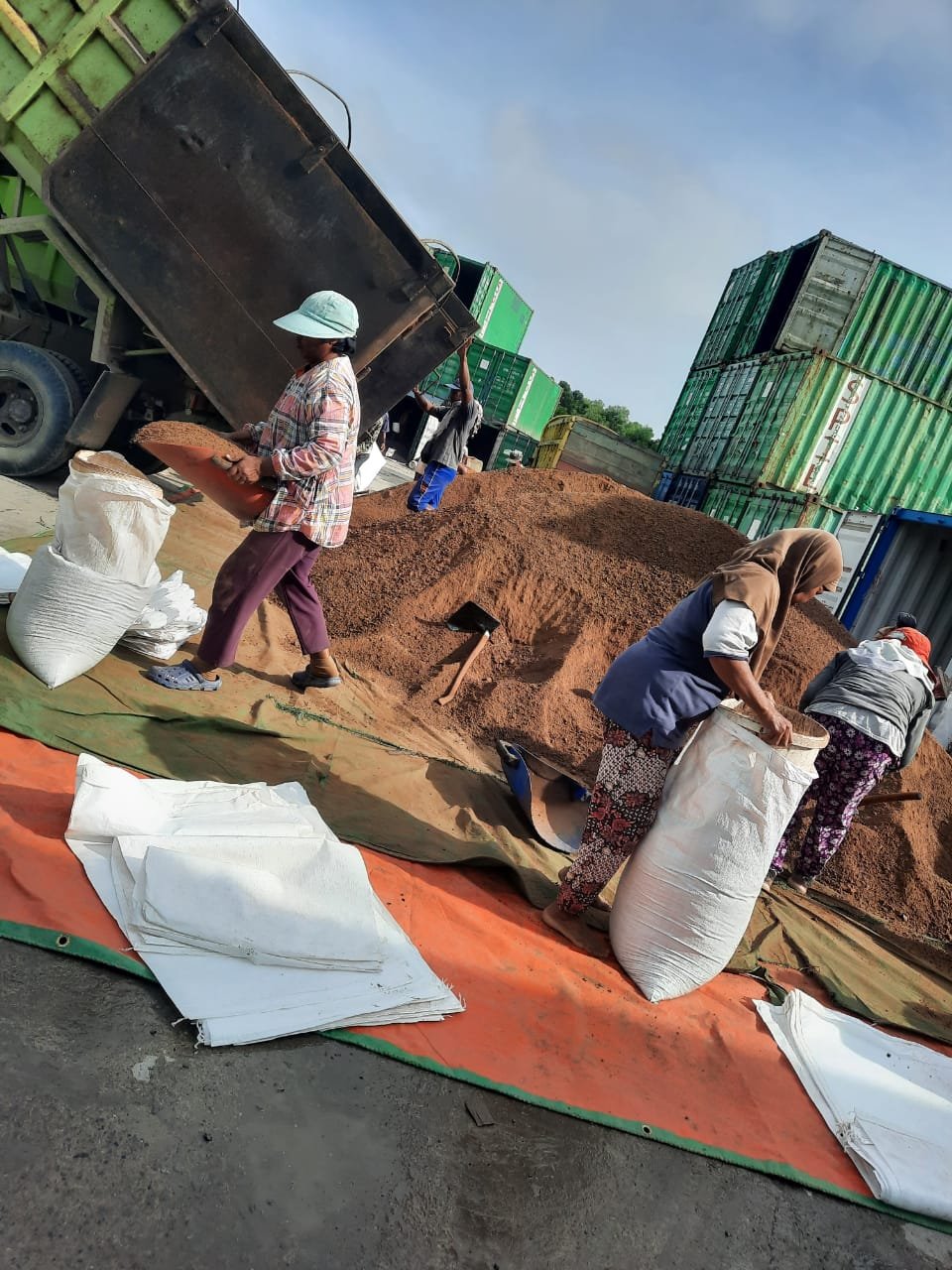 Animal Feed For Sale Medium Energy Levels Provide Farm Products Manufacturer Quality Stock Feed Palm Kernel Expeller Indonesia