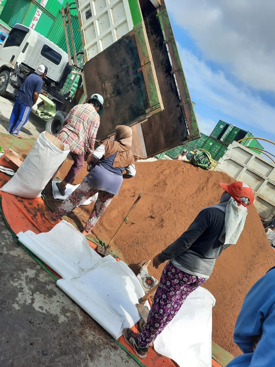 Animal Feed For Sale Medium Energy Levels Provide Farm Products Manufacturer Quality Stock Feed Palm Kernel Expeller Indonesia