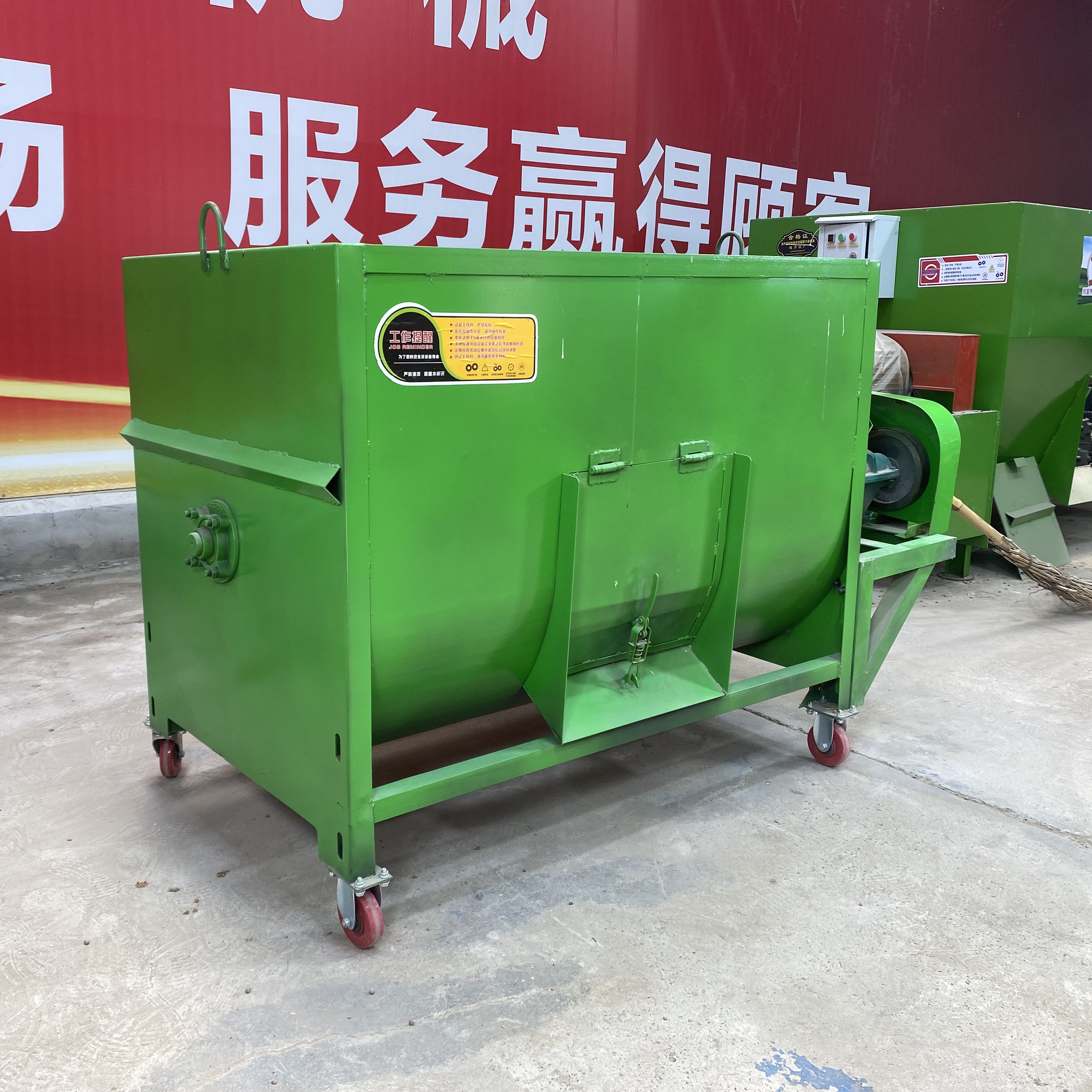 Horizontal Animal Feed Mixer Straw Paddy Crusher Feed Mixer Machine Home use /Farm use