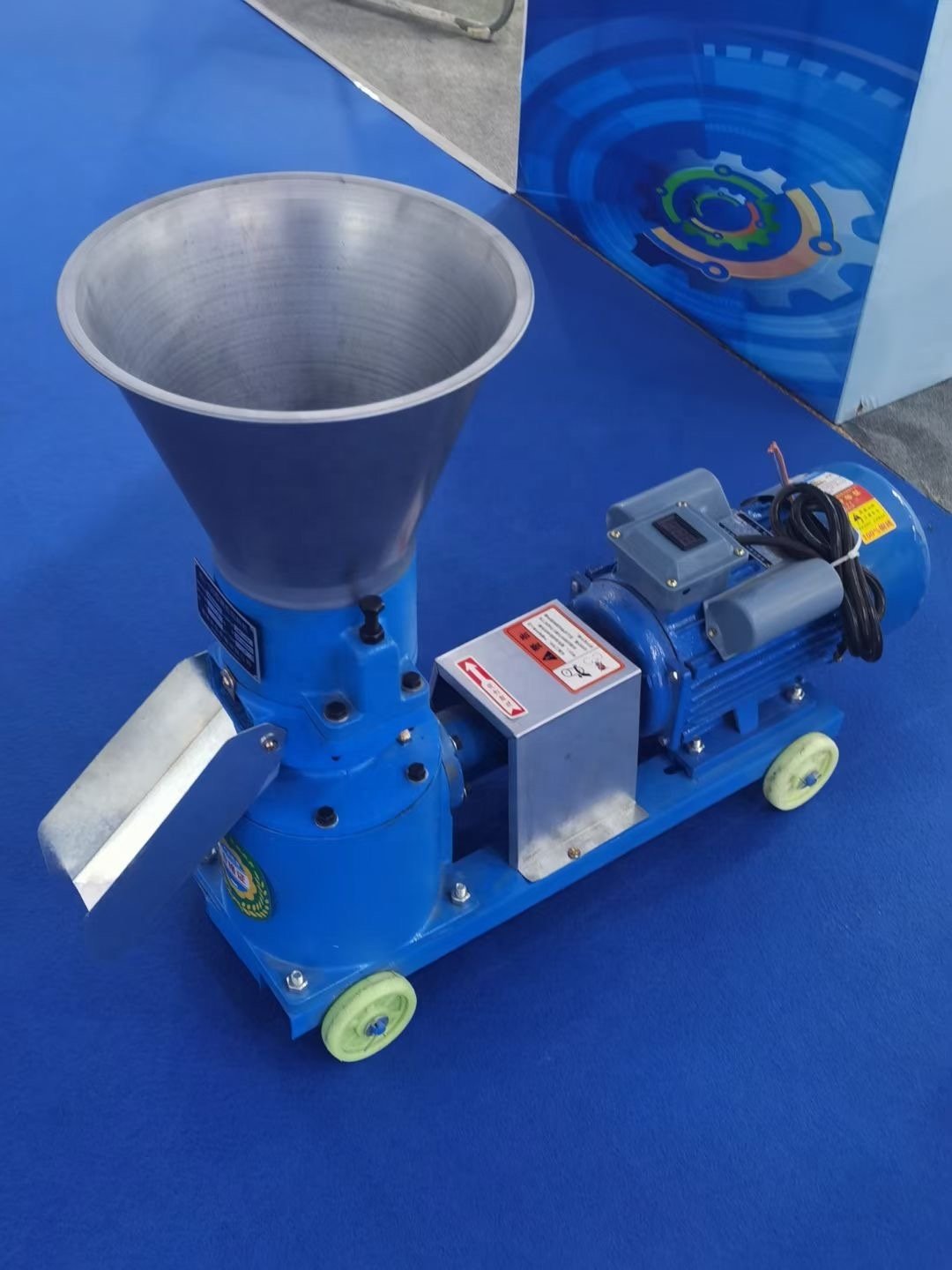 New type of poultry and animal feed granulator for farm use